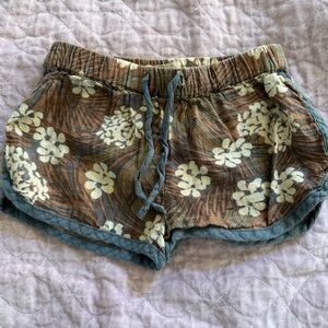 Peek shorts in a pretty floral 🌺 pattern size 2-3